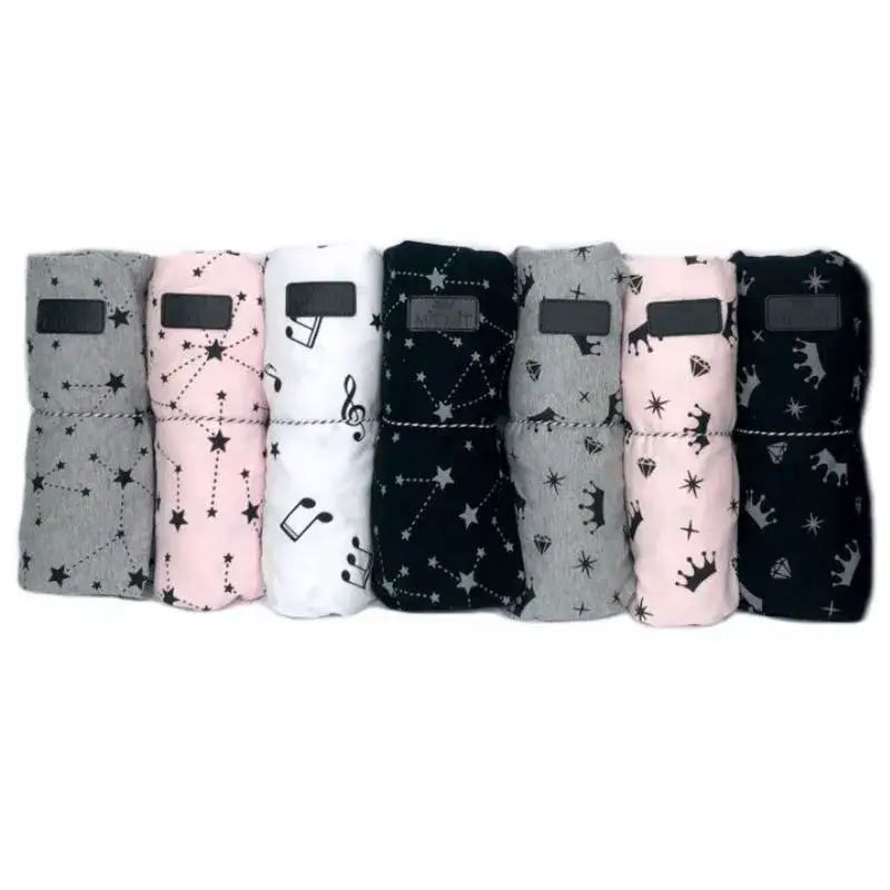 זוג סדינים עם דוגמא למיטת תינוק. ניתן להוסיף שם