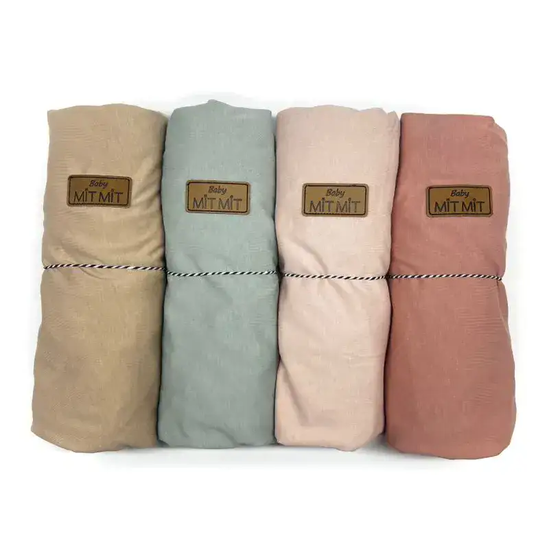 זוג סדינים חלקים למיטת תינוק. ניתן להוסיף שם