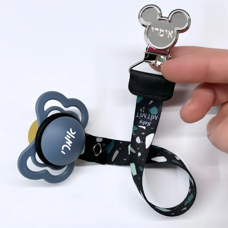 שם הילד על מוצץ