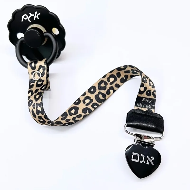 מוצץ עם מדבקת שם